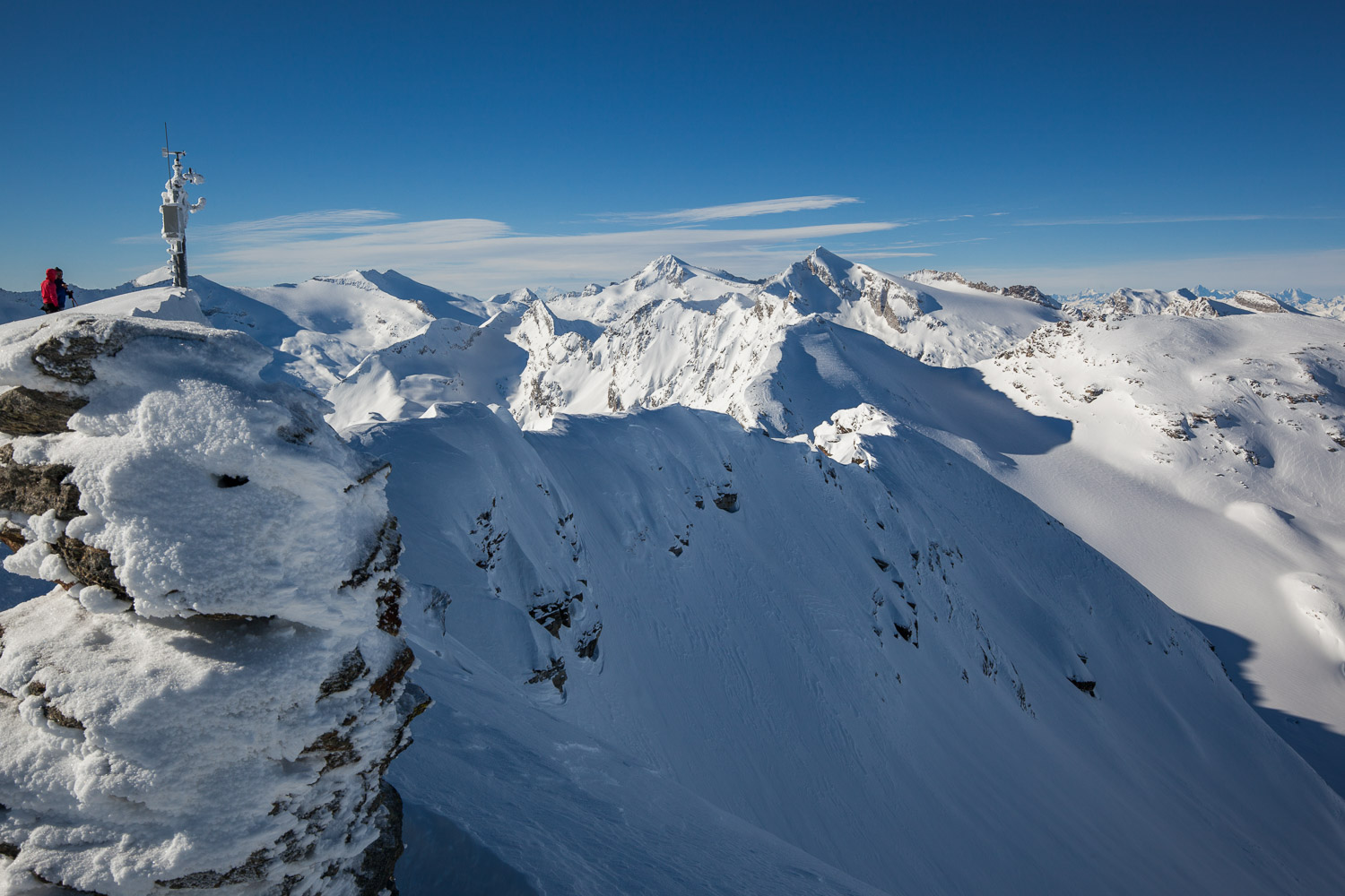 On the Top: Steinmänlli auf dem Gipfe, mit Wetterstation SLF, im Hintergrund das Rheinwaldhorn (3402müM)